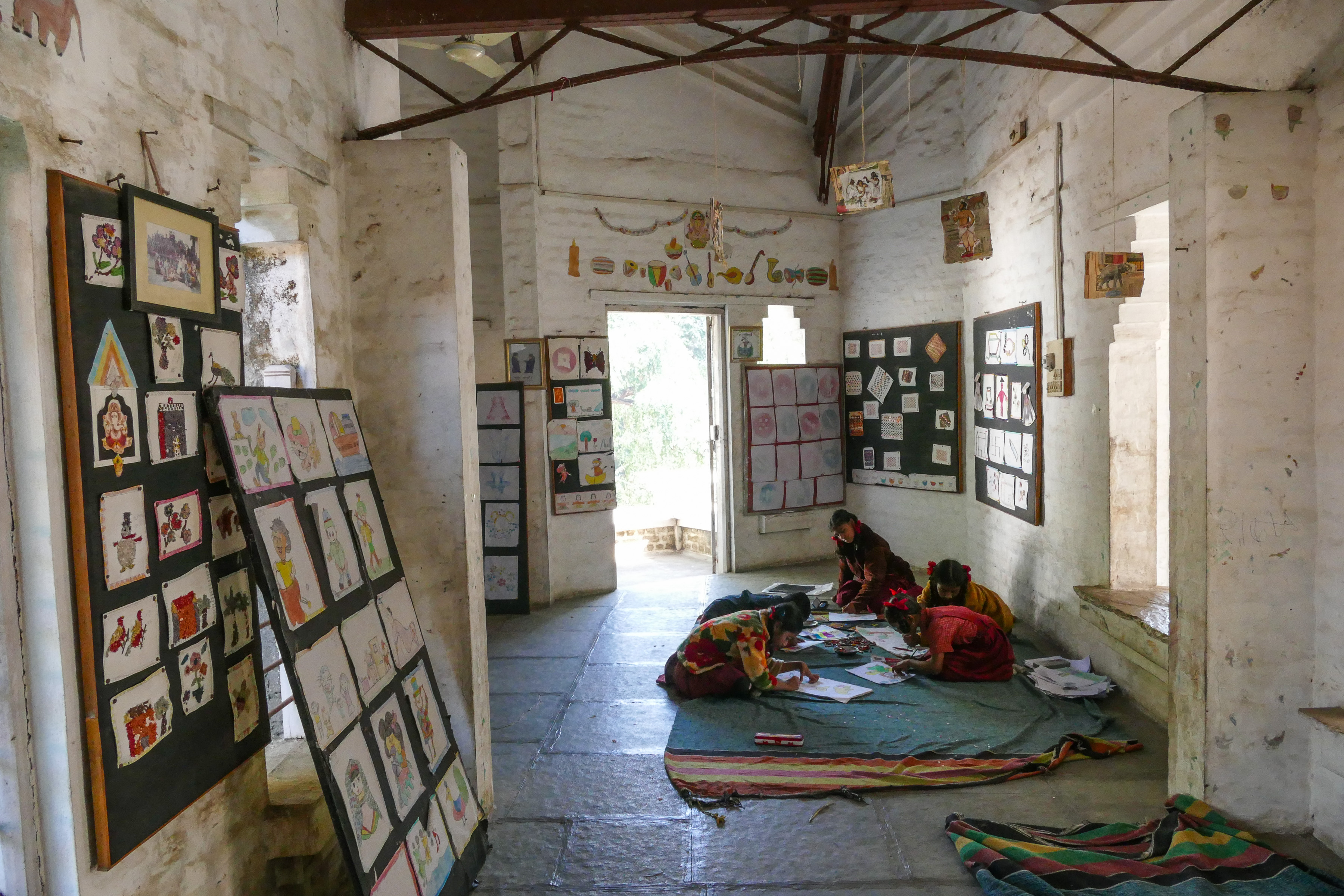 Schüler der Ahyila Schule am zeichnen